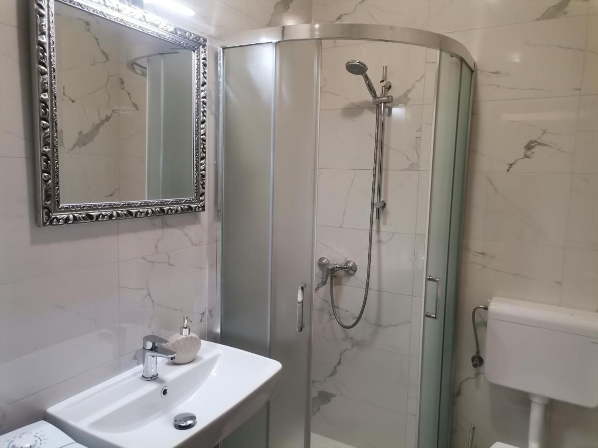 Renato Apartment Basanija Bagian luar foto
